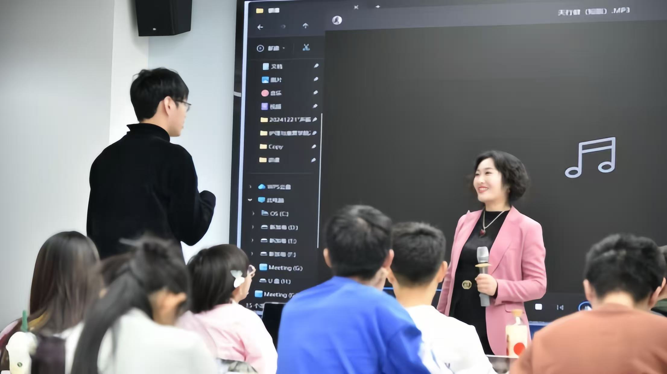 李美丽倾情授课 为医学生声乐之路引航